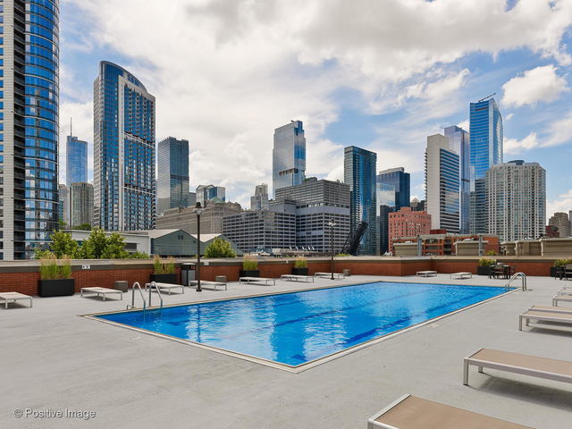 501 N Clinton Street Unit: 1501