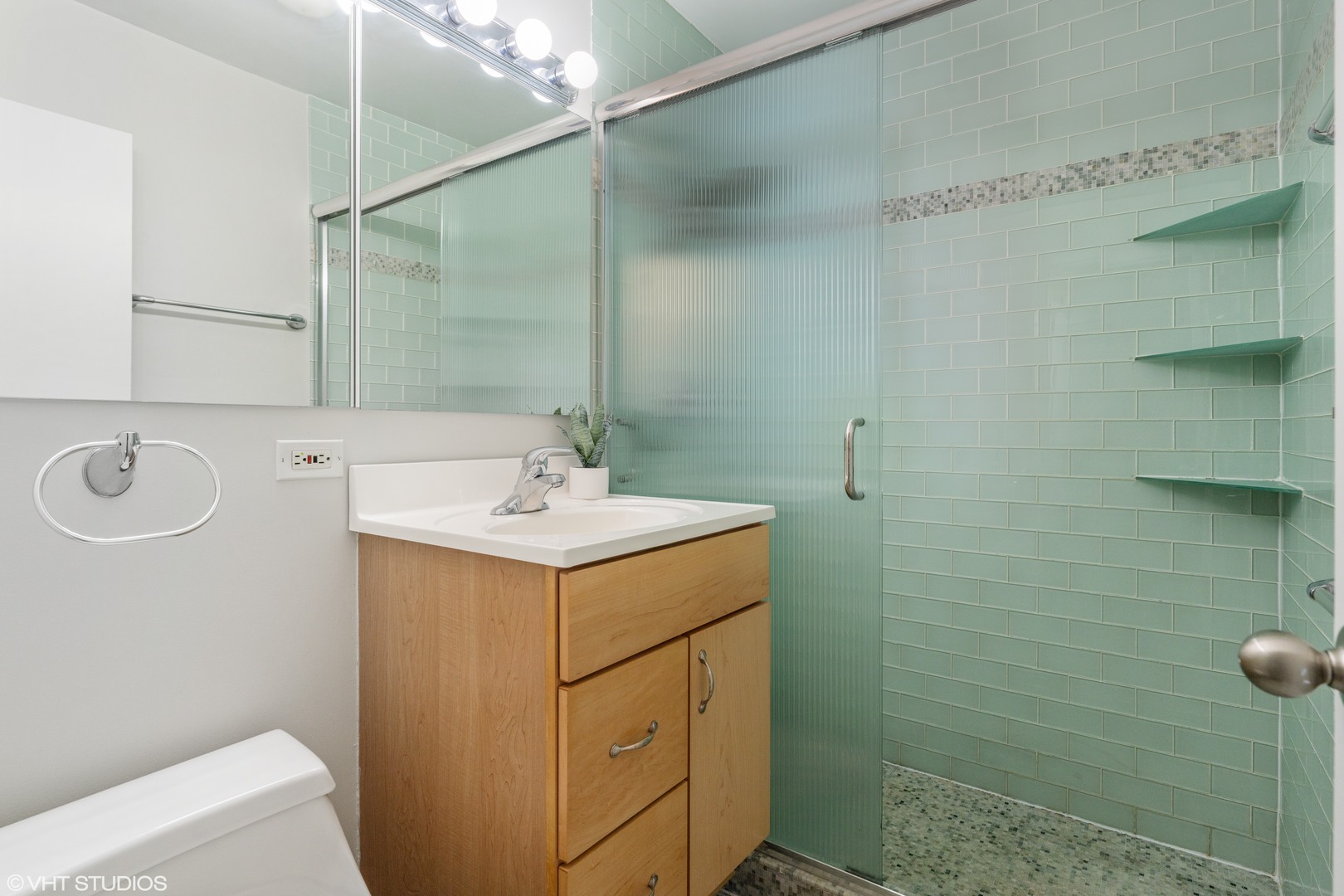 1460 N SANDBURG Terrace Unit: 202
