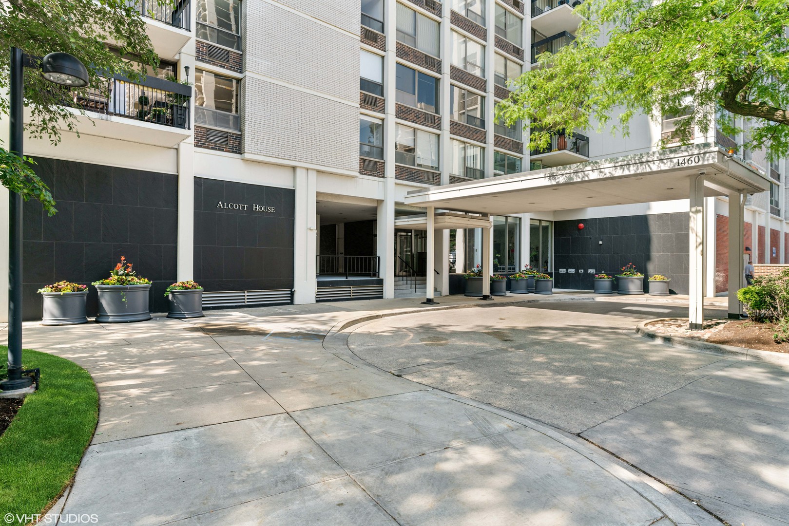 1460 N SANDBURG Terrace Unit: 202