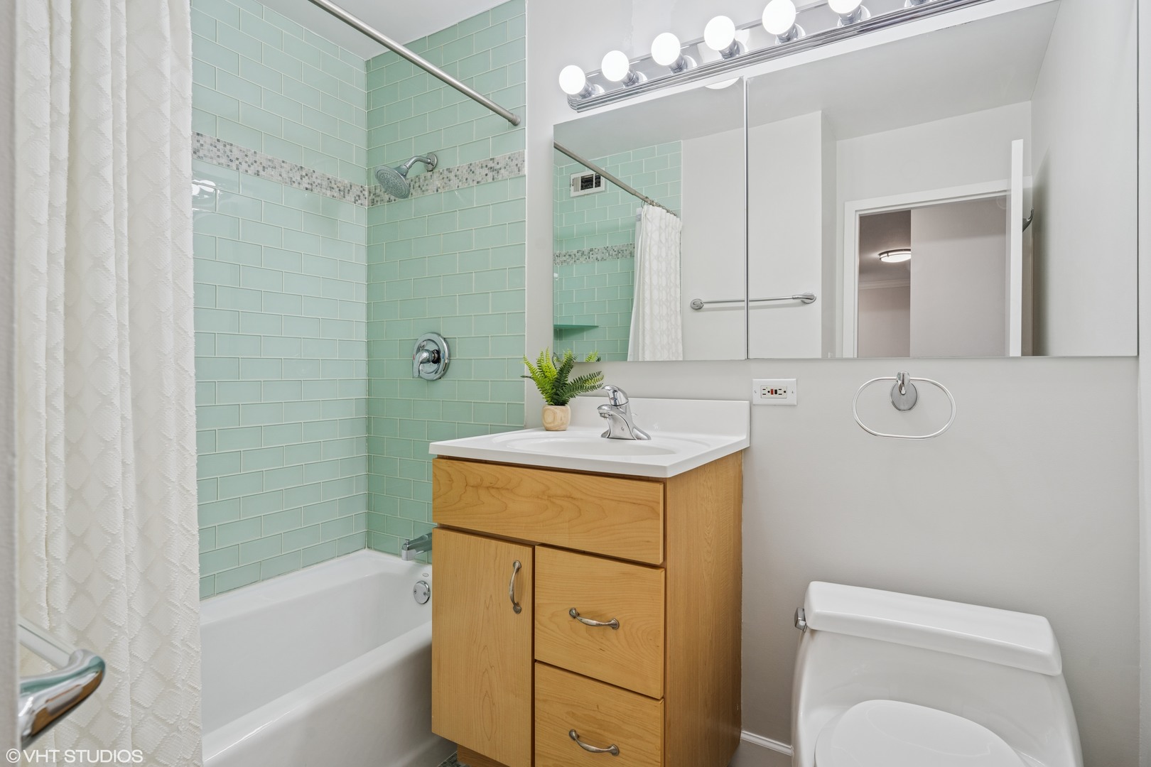 1460 N SANDBURG Terrace Unit: 202