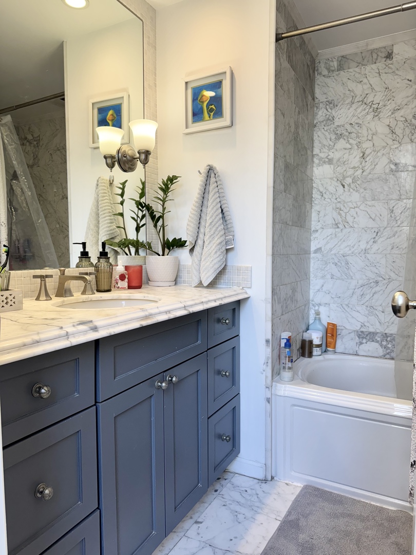 223 W Wisconsin Street Unit: 2B