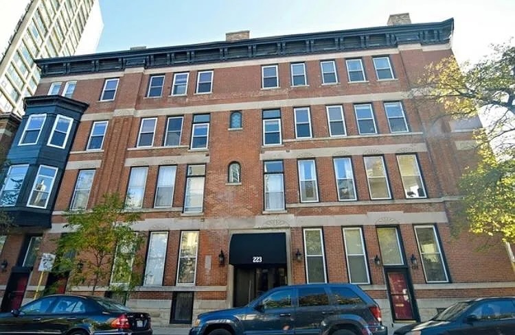 223 W Wisconsin Street Unit: 2B