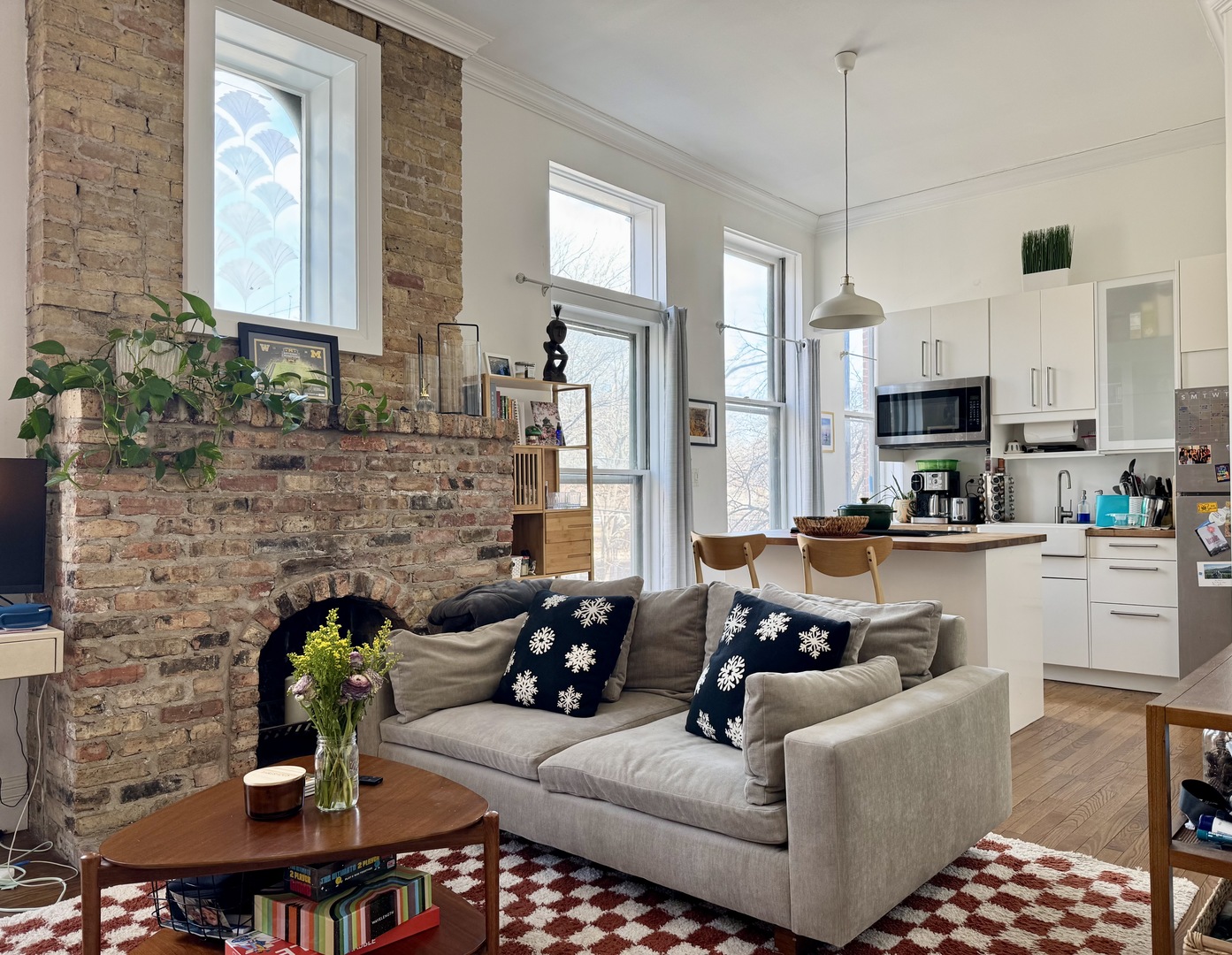 223 W Wisconsin Street Unit: 2B