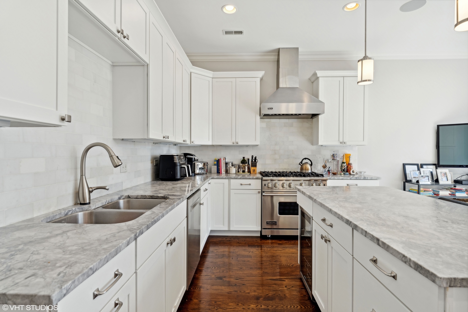 851 W Fletcher Street Unit: 3