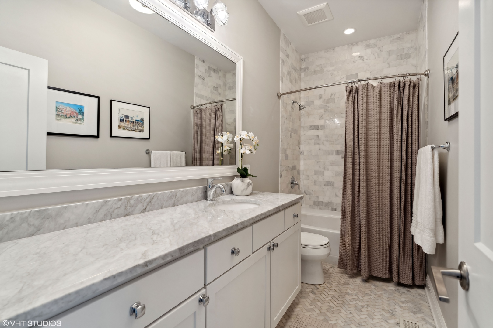 851 W Fletcher Street Unit: 3