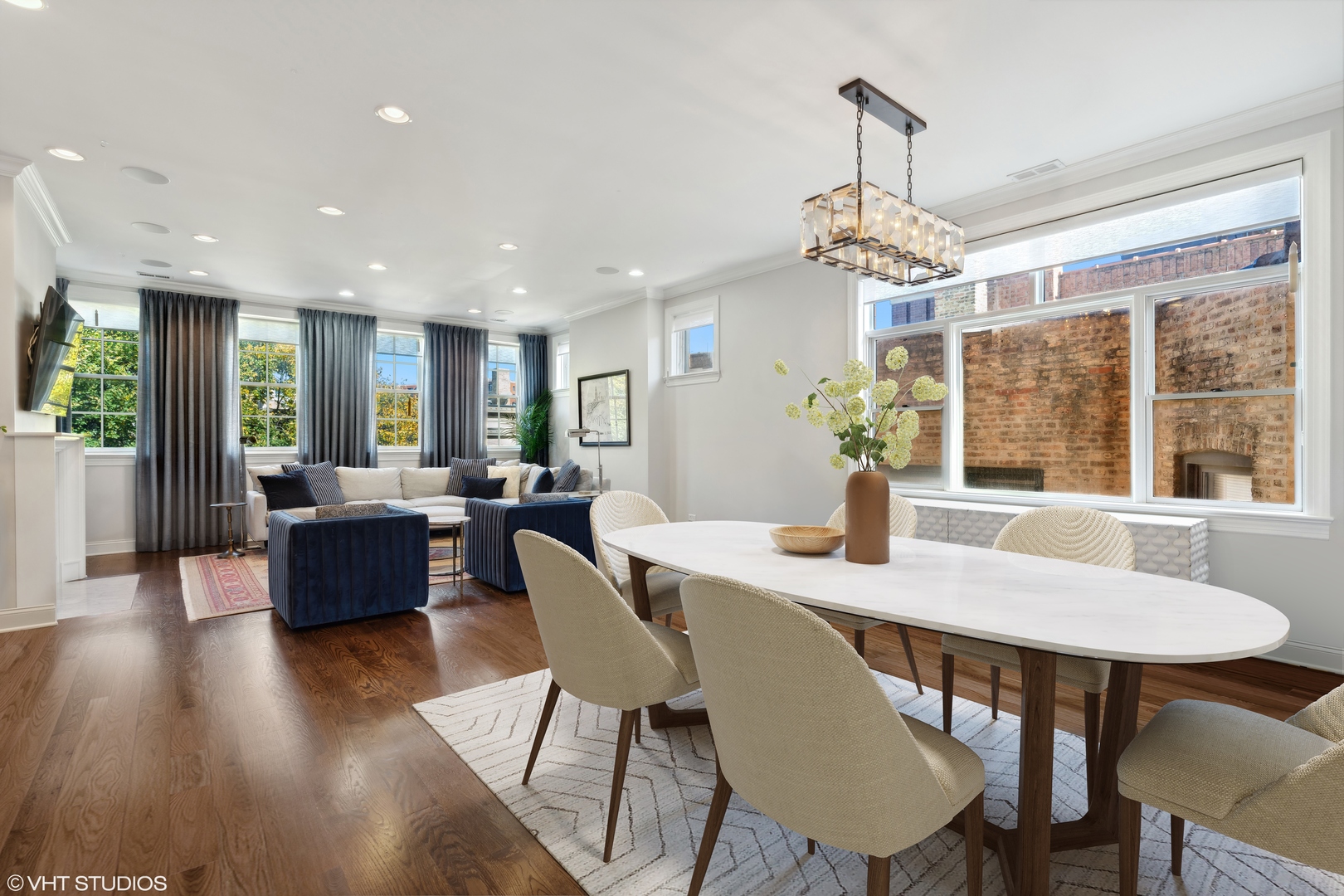 851 W Fletcher Street Unit: 3