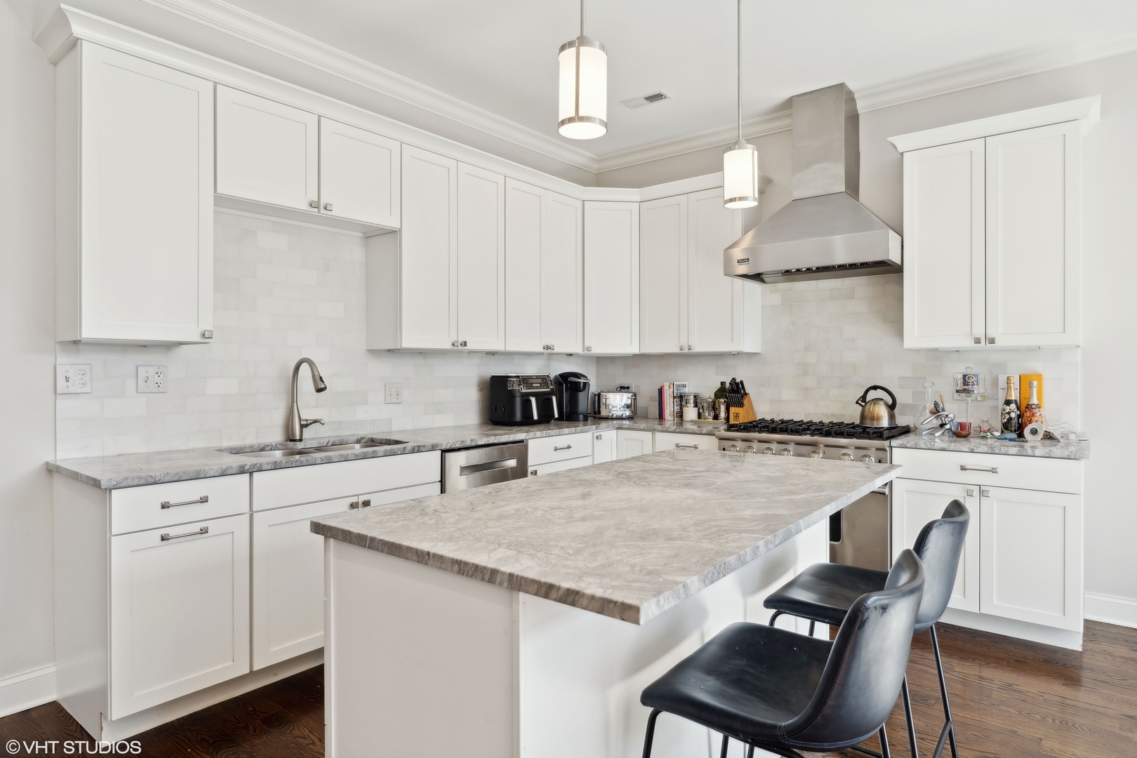 851 W Fletcher Street Unit: 3