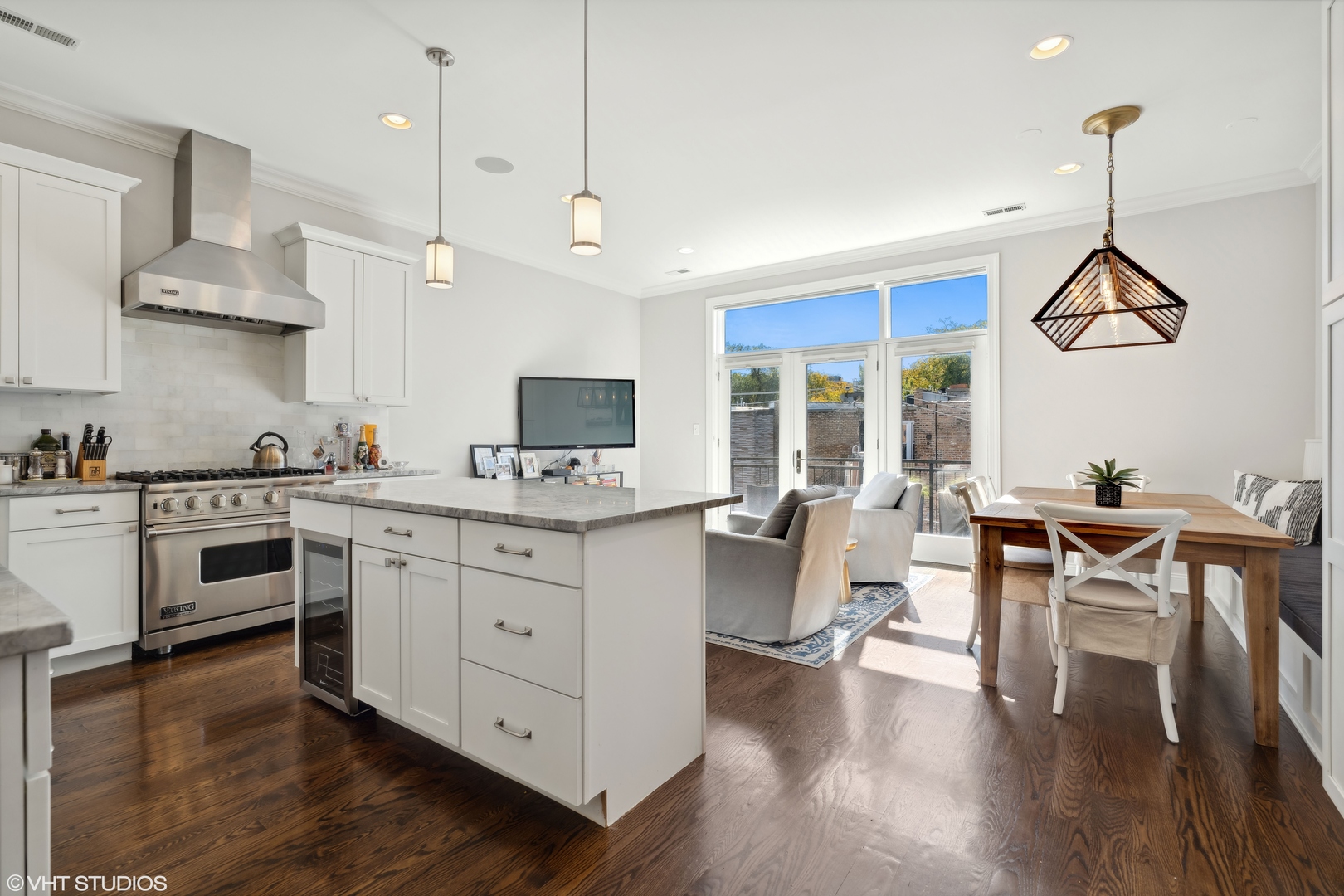 851 W Fletcher Street Unit: 3