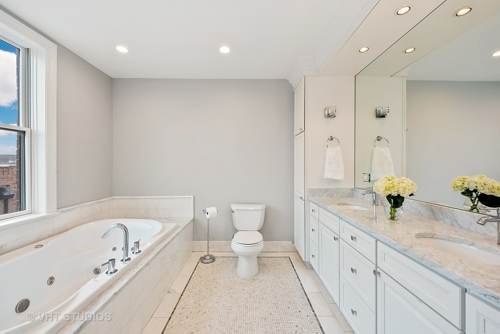 851 W Fletcher Street Unit: 3