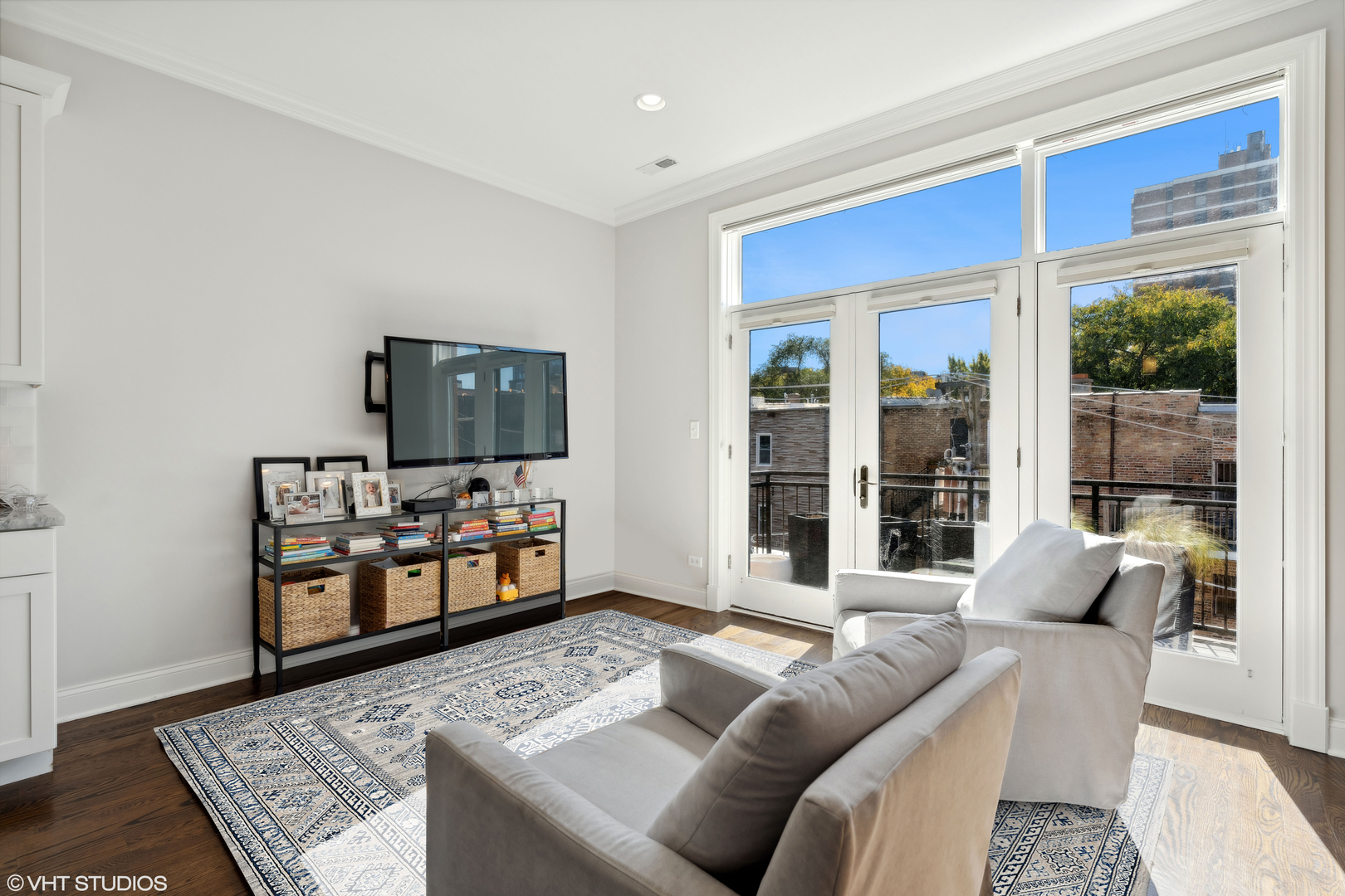 851 W Fletcher Street Unit: 3