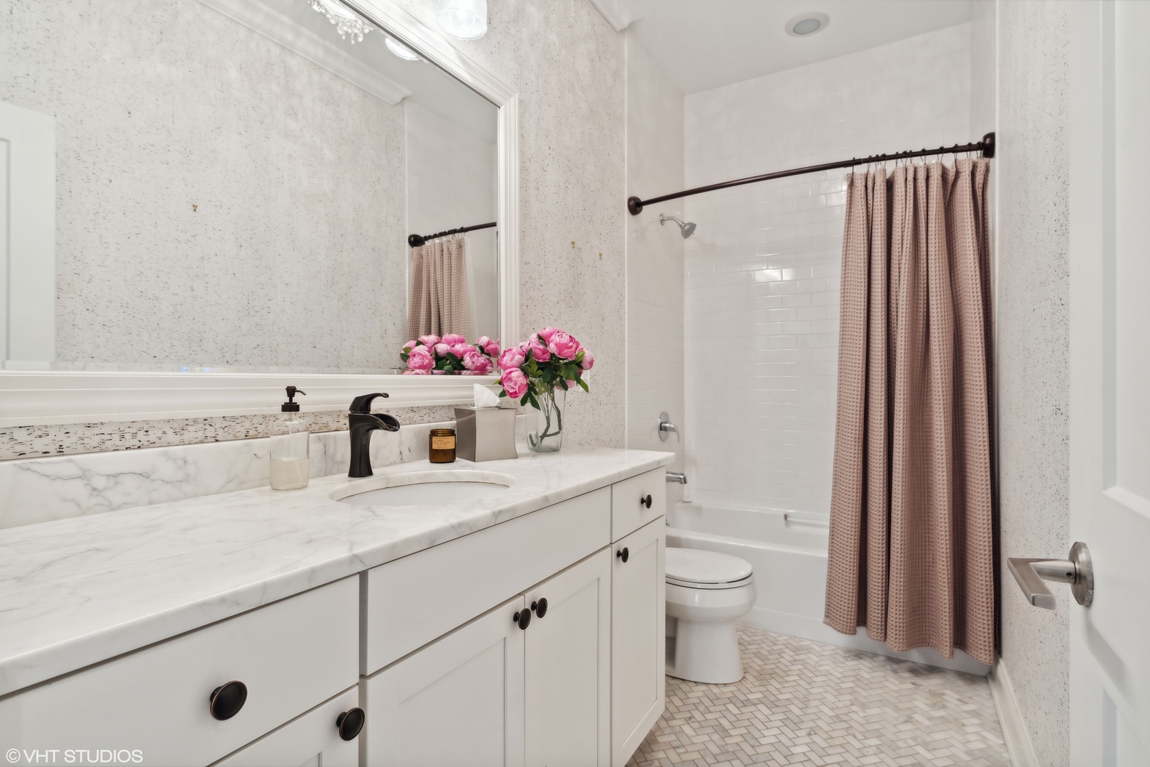 851 W Fletcher Street Unit: 3