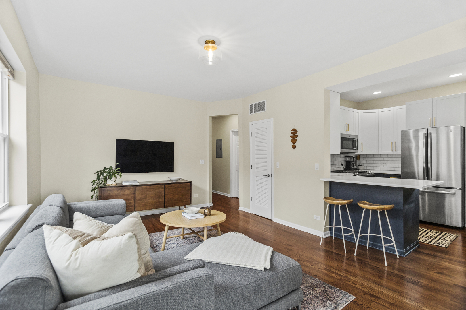 2634 W Iowa Street Unit: 4