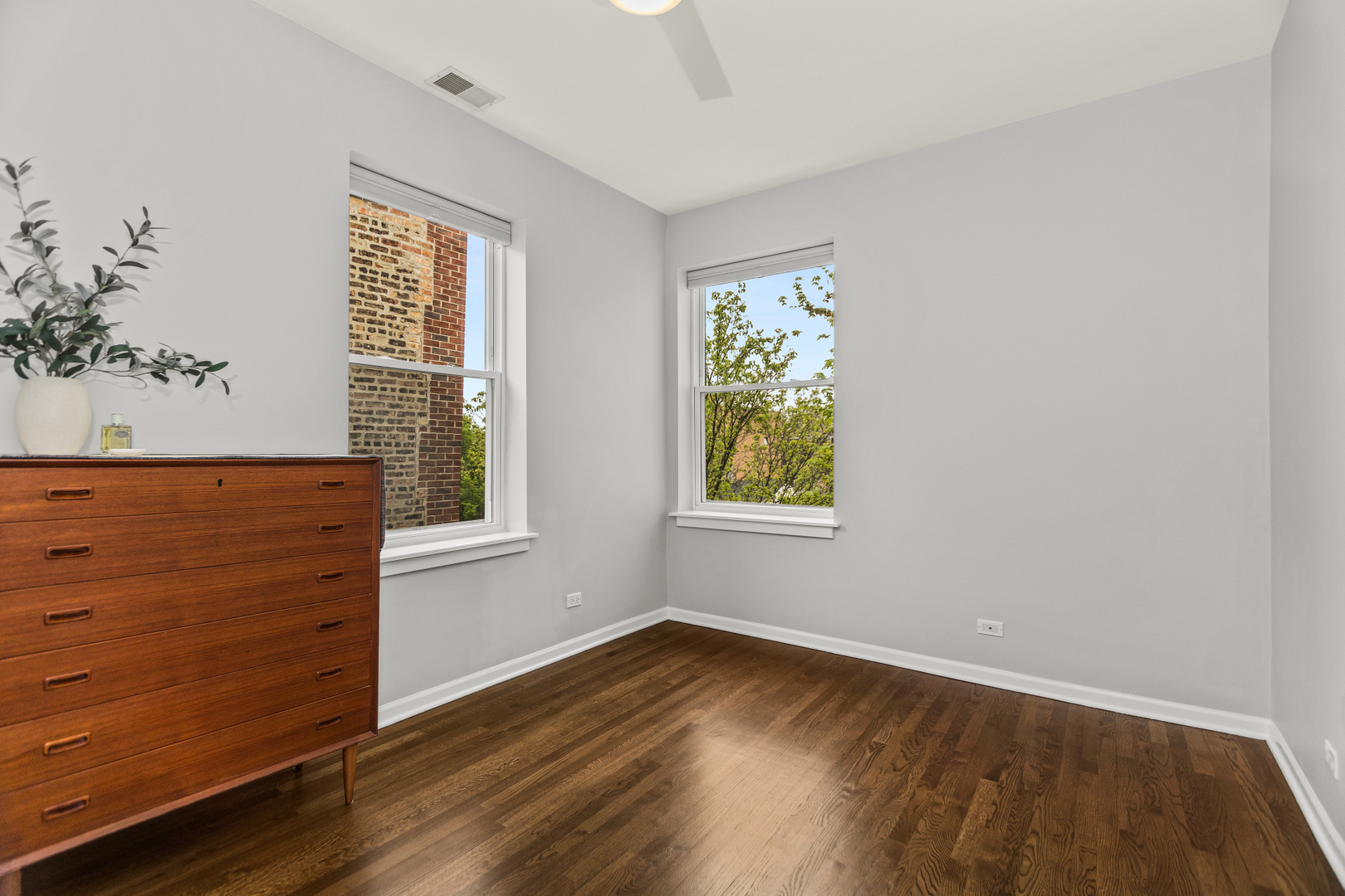 2634 W Iowa Street Unit: 4