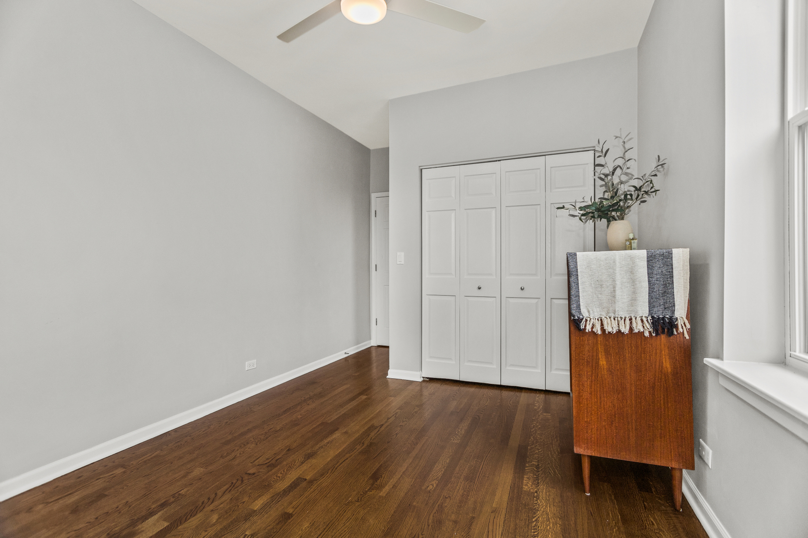 2634 W Iowa Street Unit: 4