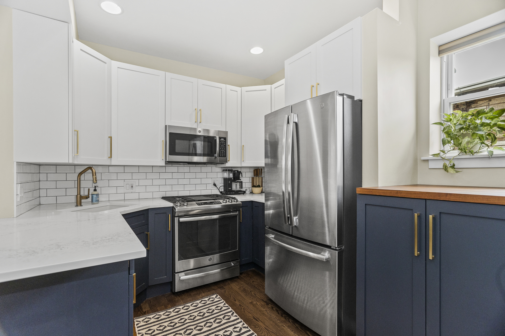 2634 W Iowa Street Unit: 4