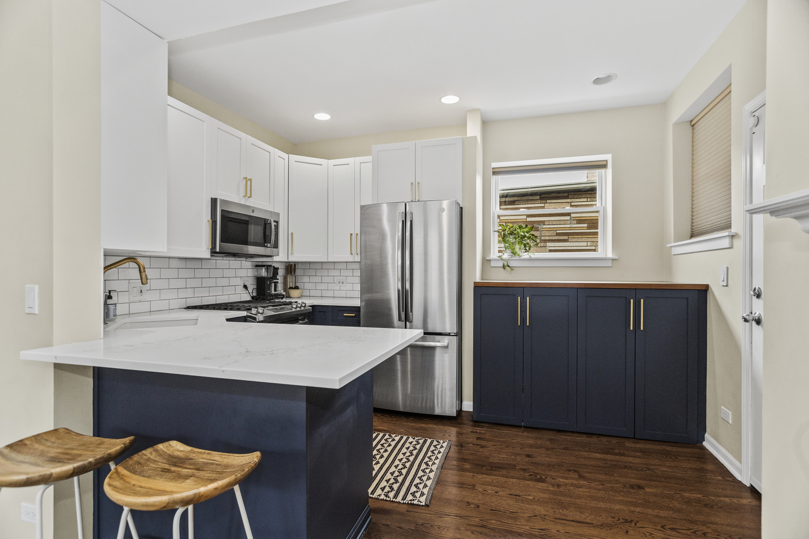 2634 W Iowa Street Unit: 4