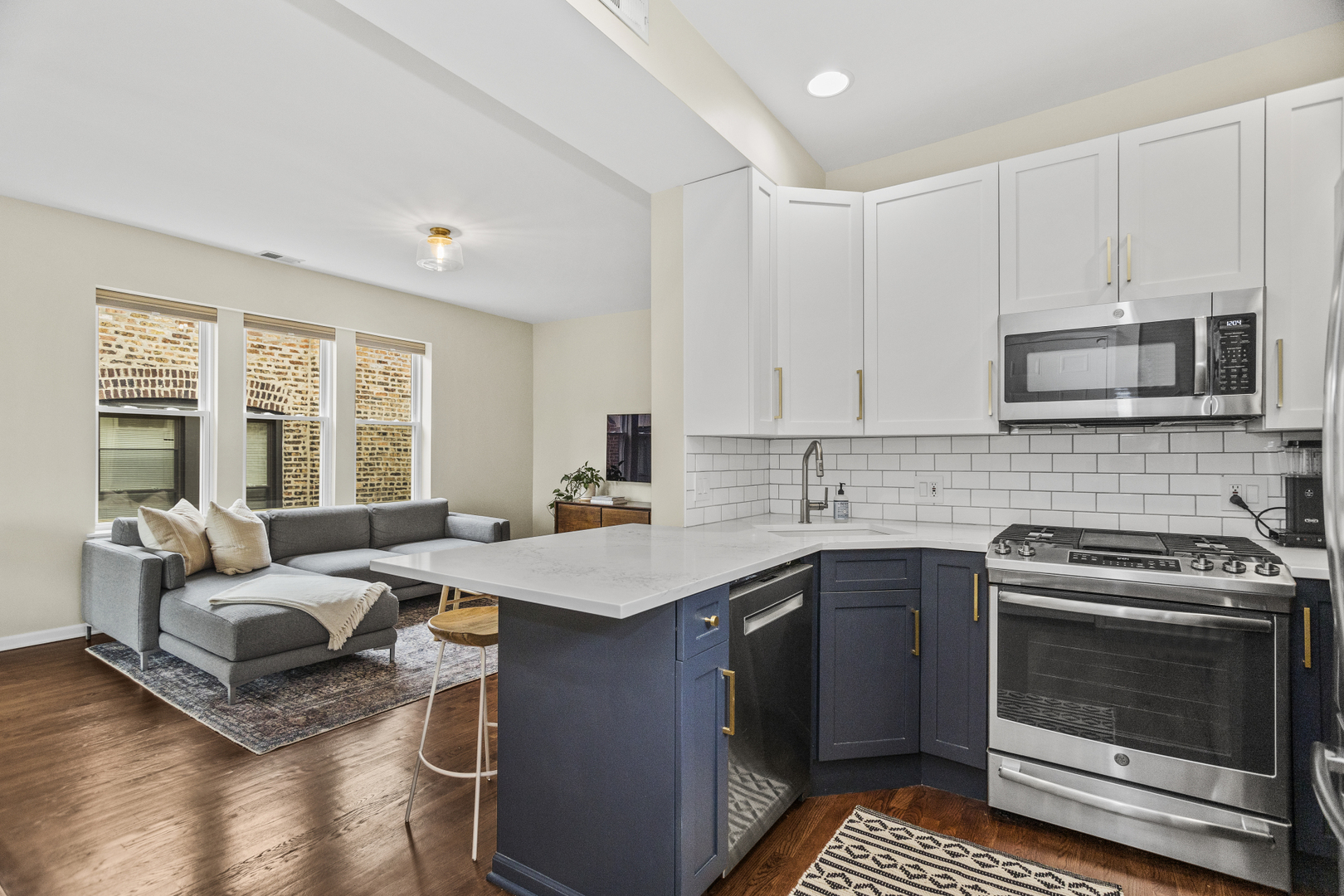 2634 W Iowa Street Unit: 4