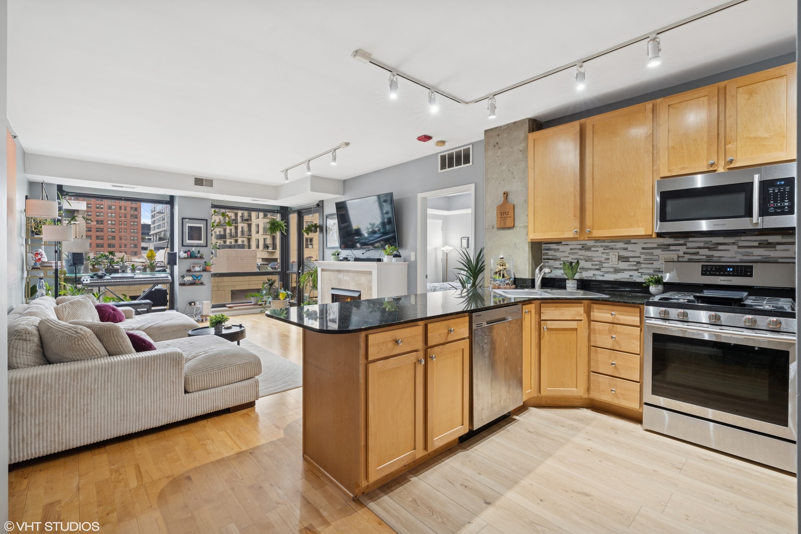 1212 N Wells Street Unit: 402