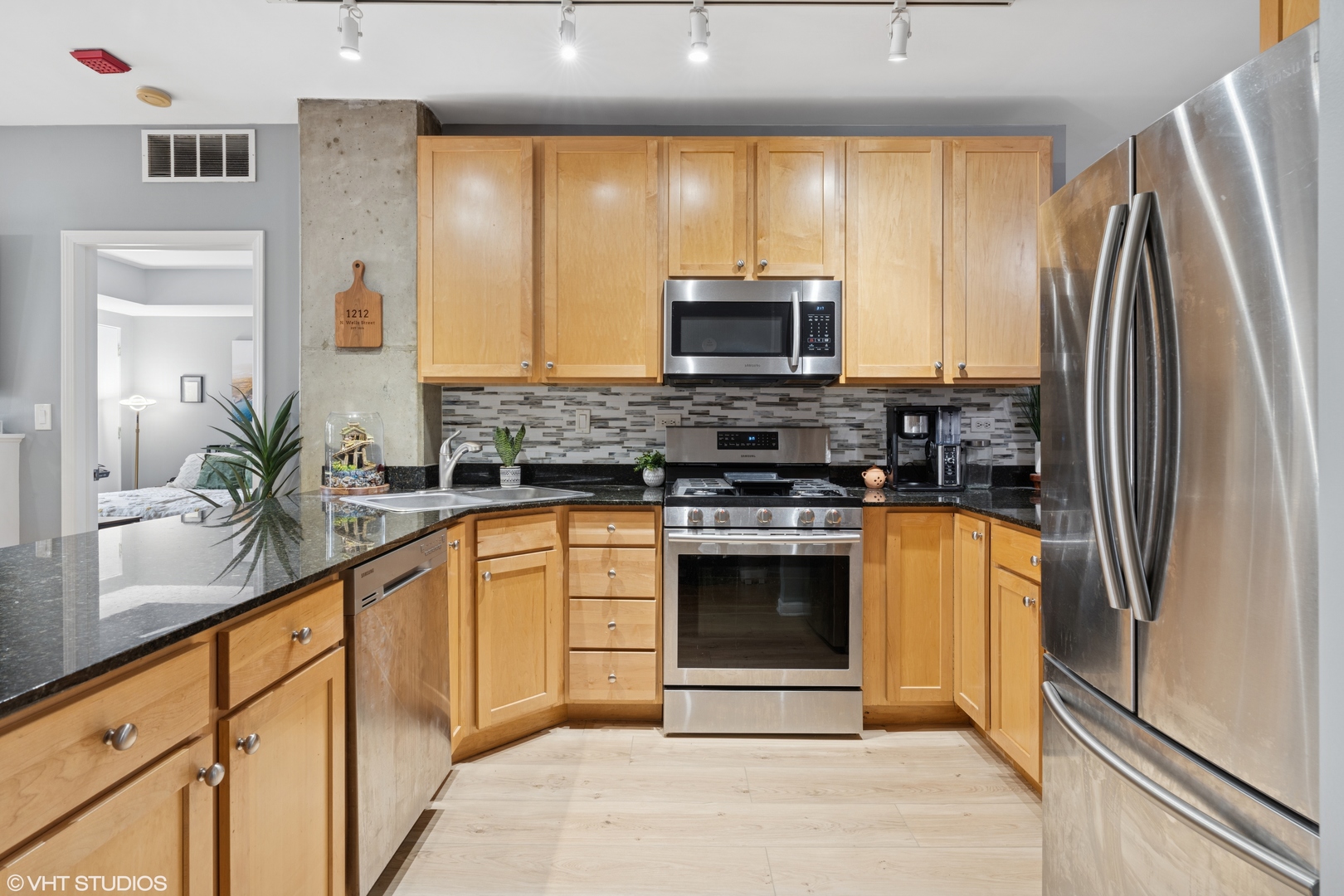 1212 N Wells Street Unit: 402