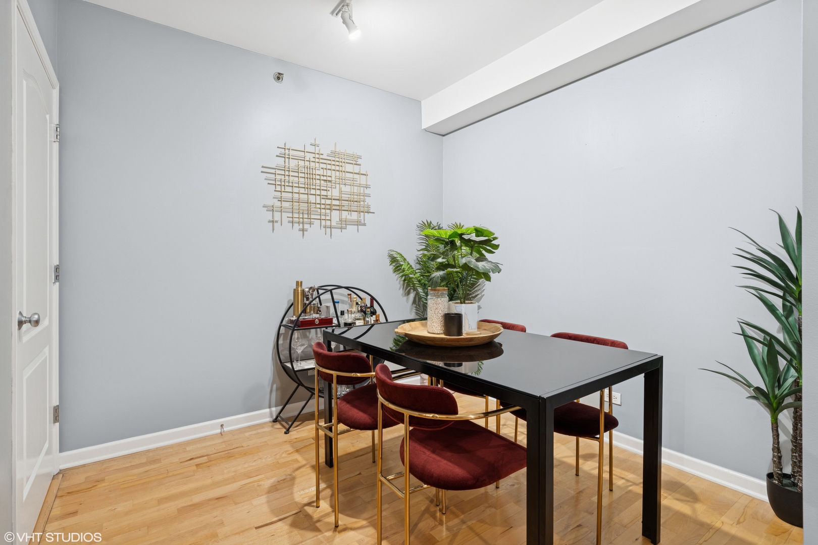 1212 N Wells Street Unit: 402