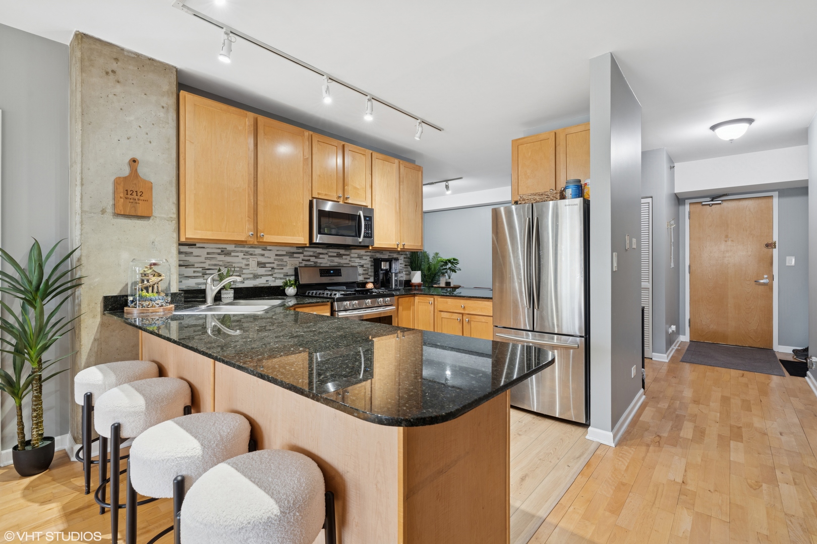 1212 N Wells Street Unit: 402