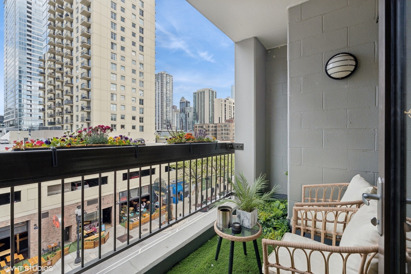 1212 N Wells Street Unit: 402