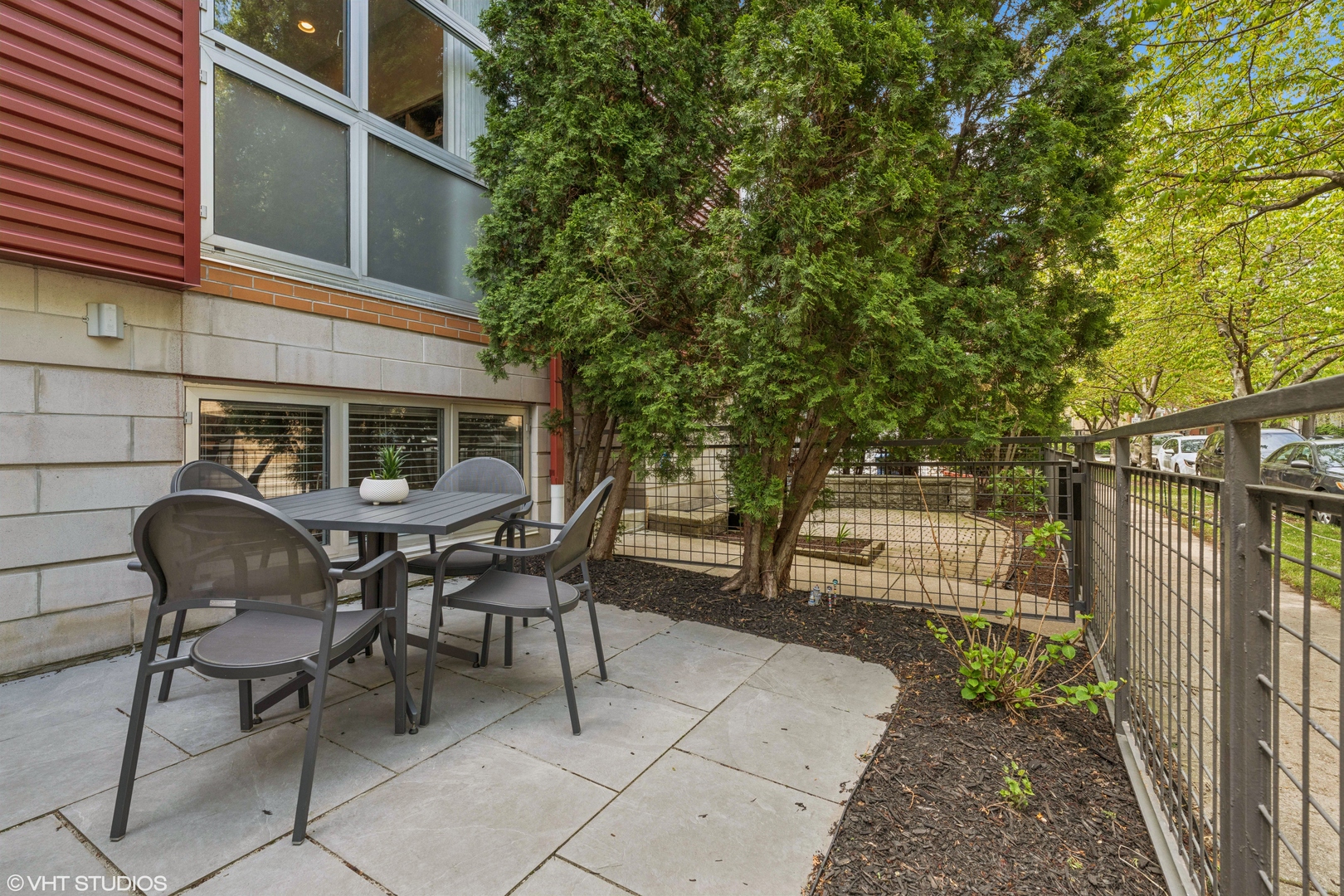 2147 W CHURCHILL Street