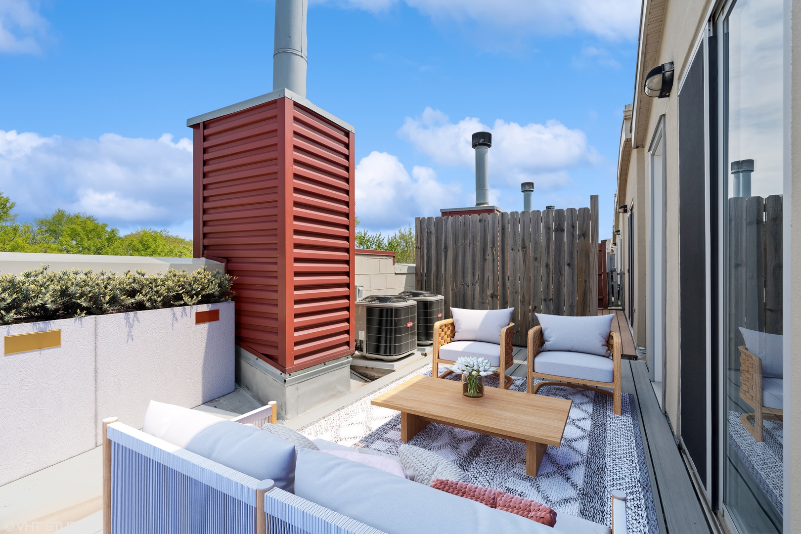 2147 W CHURCHILL Street