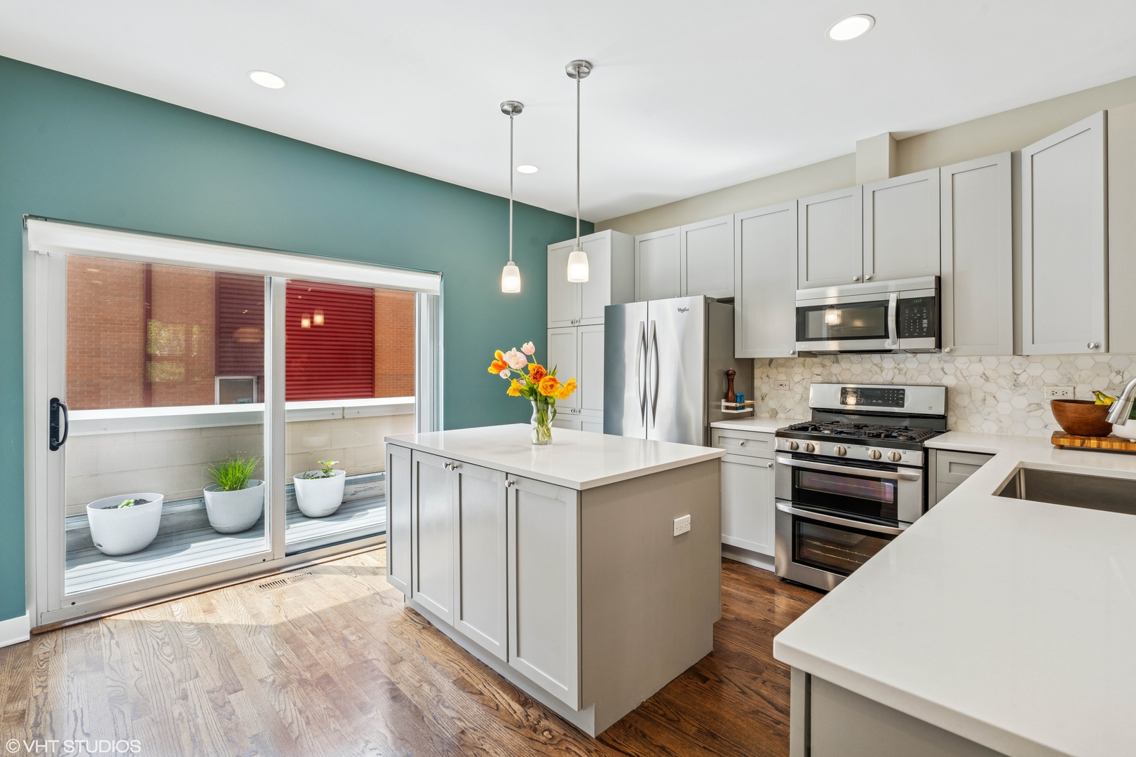 2147 W CHURCHILL Street