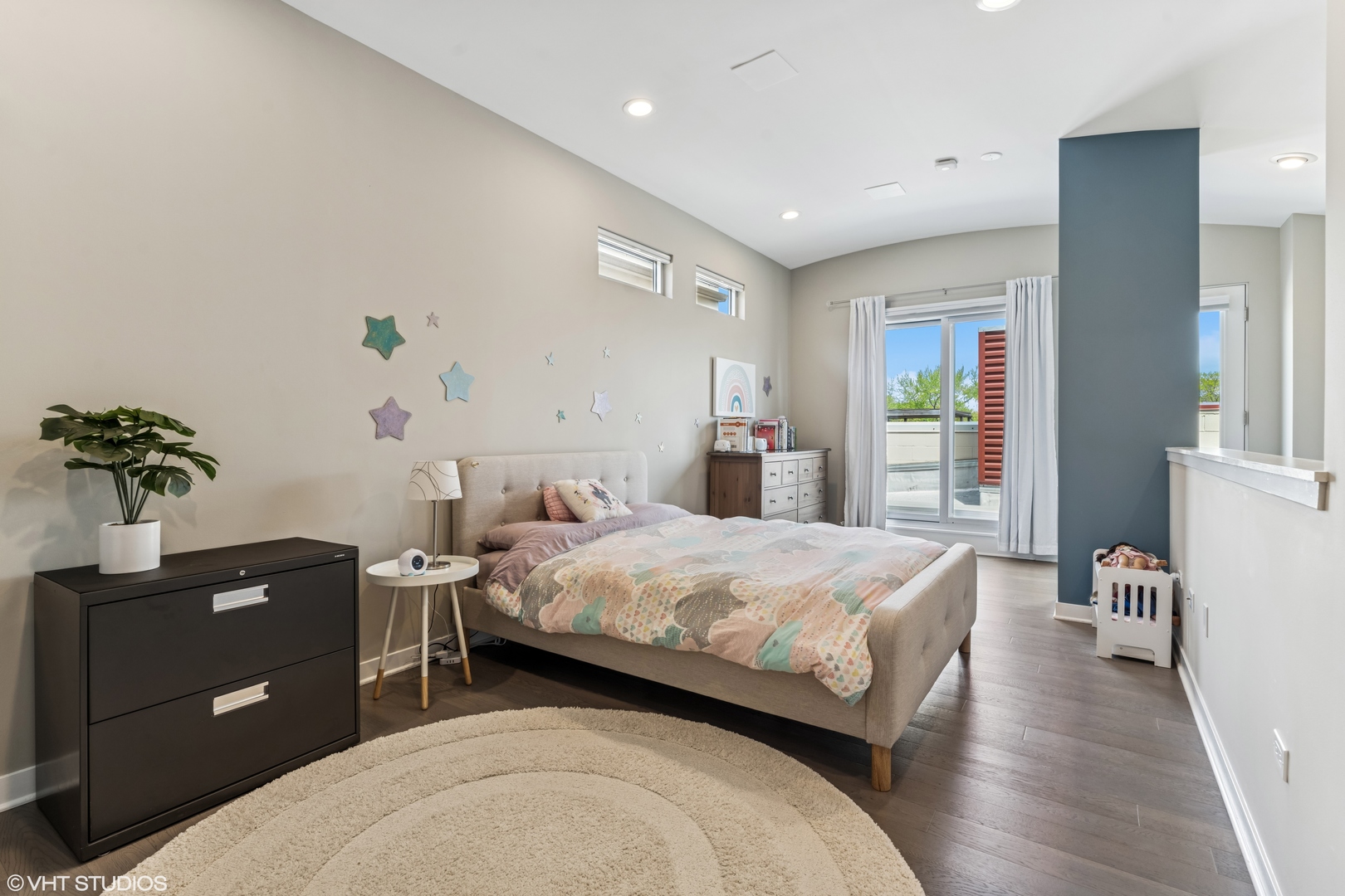 2147 W CHURCHILL Street