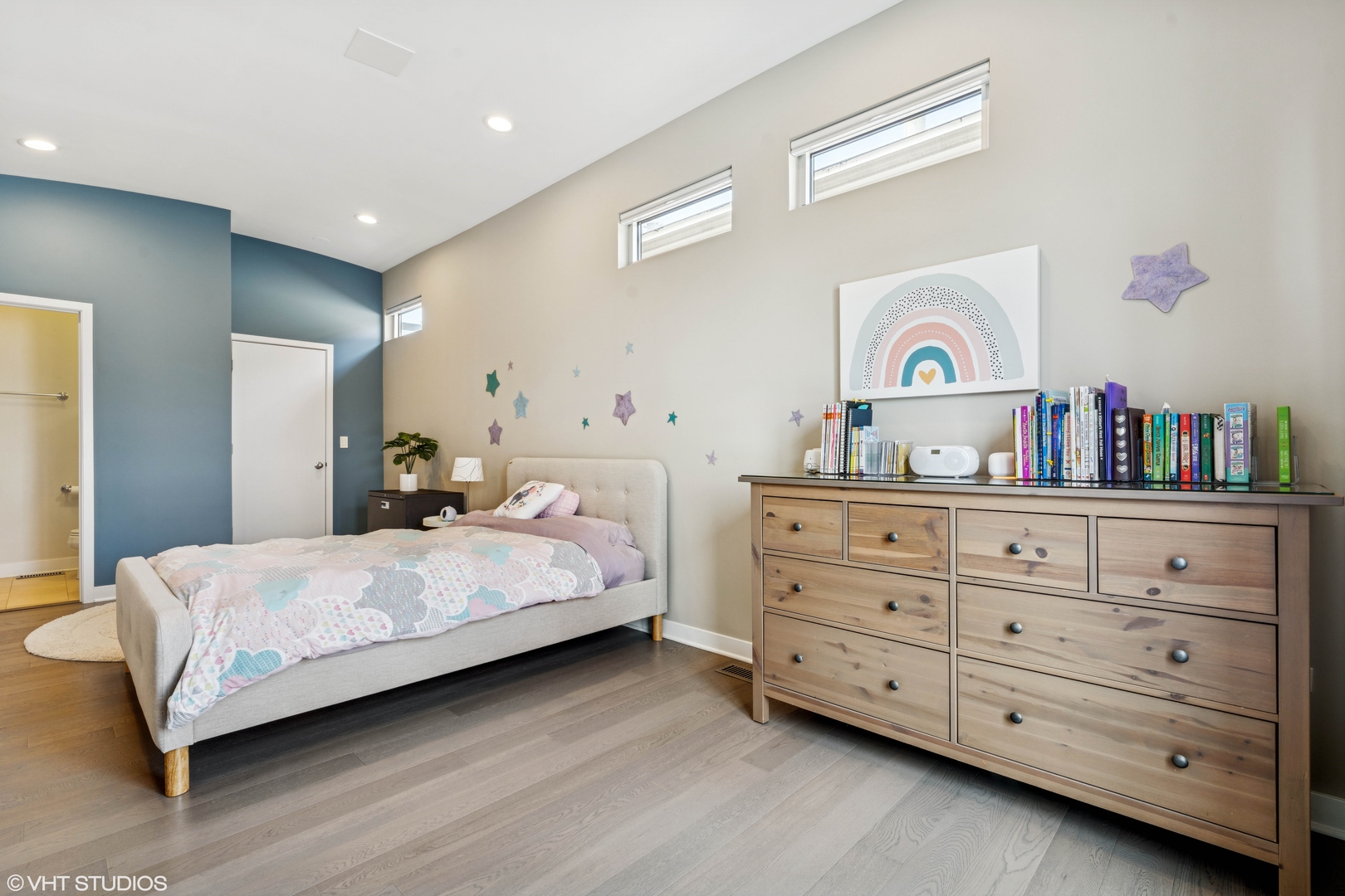 2147 W CHURCHILL Street