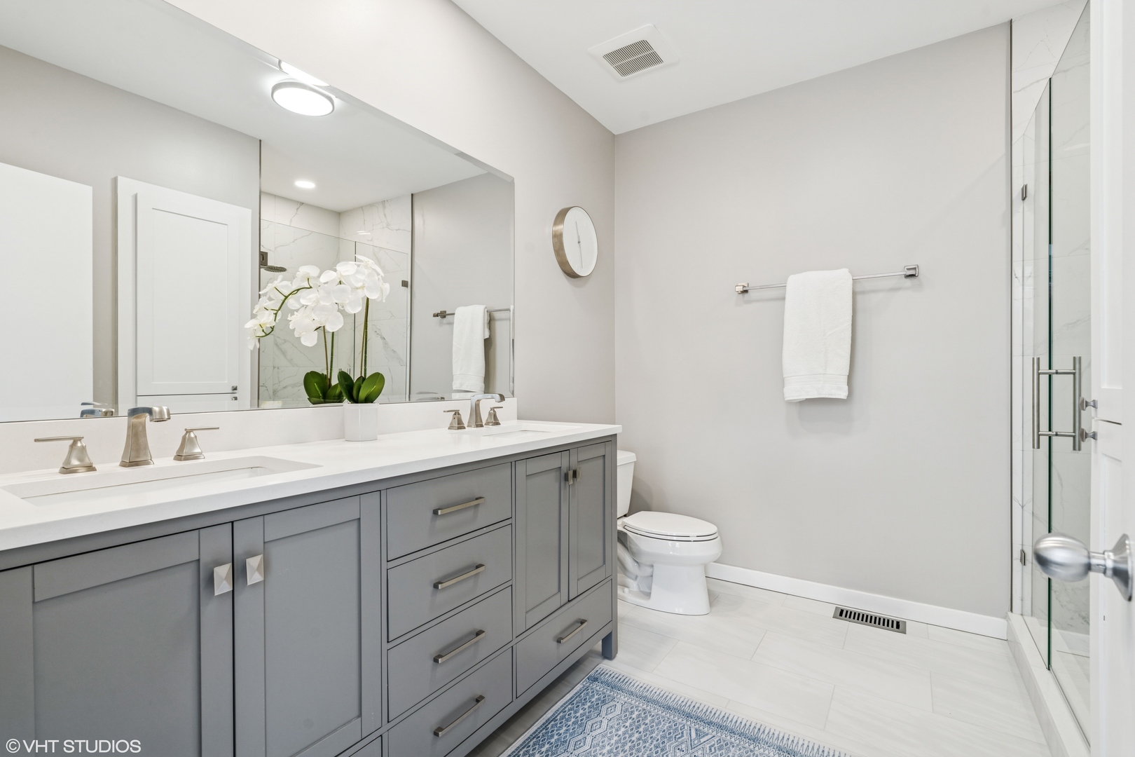 2147 W CHURCHILL Street