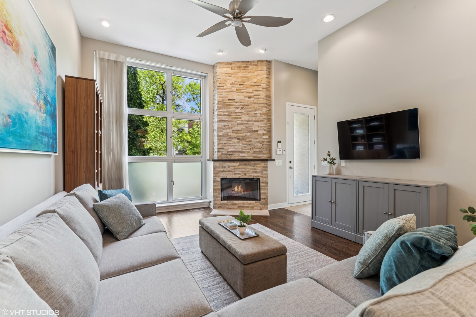 2147 W CHURCHILL Street