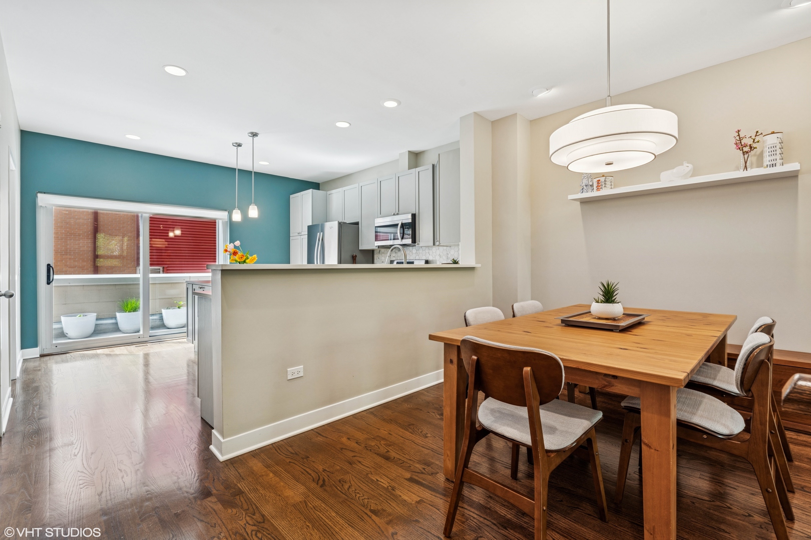 2147 W CHURCHILL Street