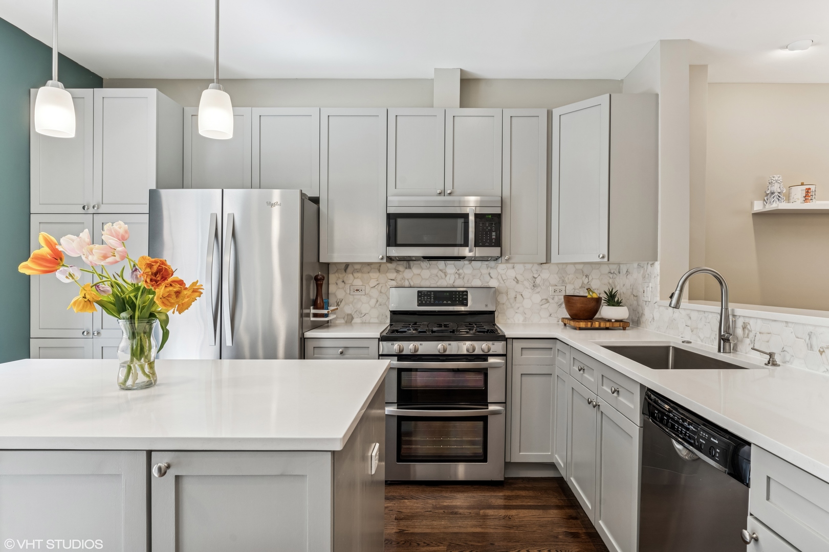 2147 W CHURCHILL Street