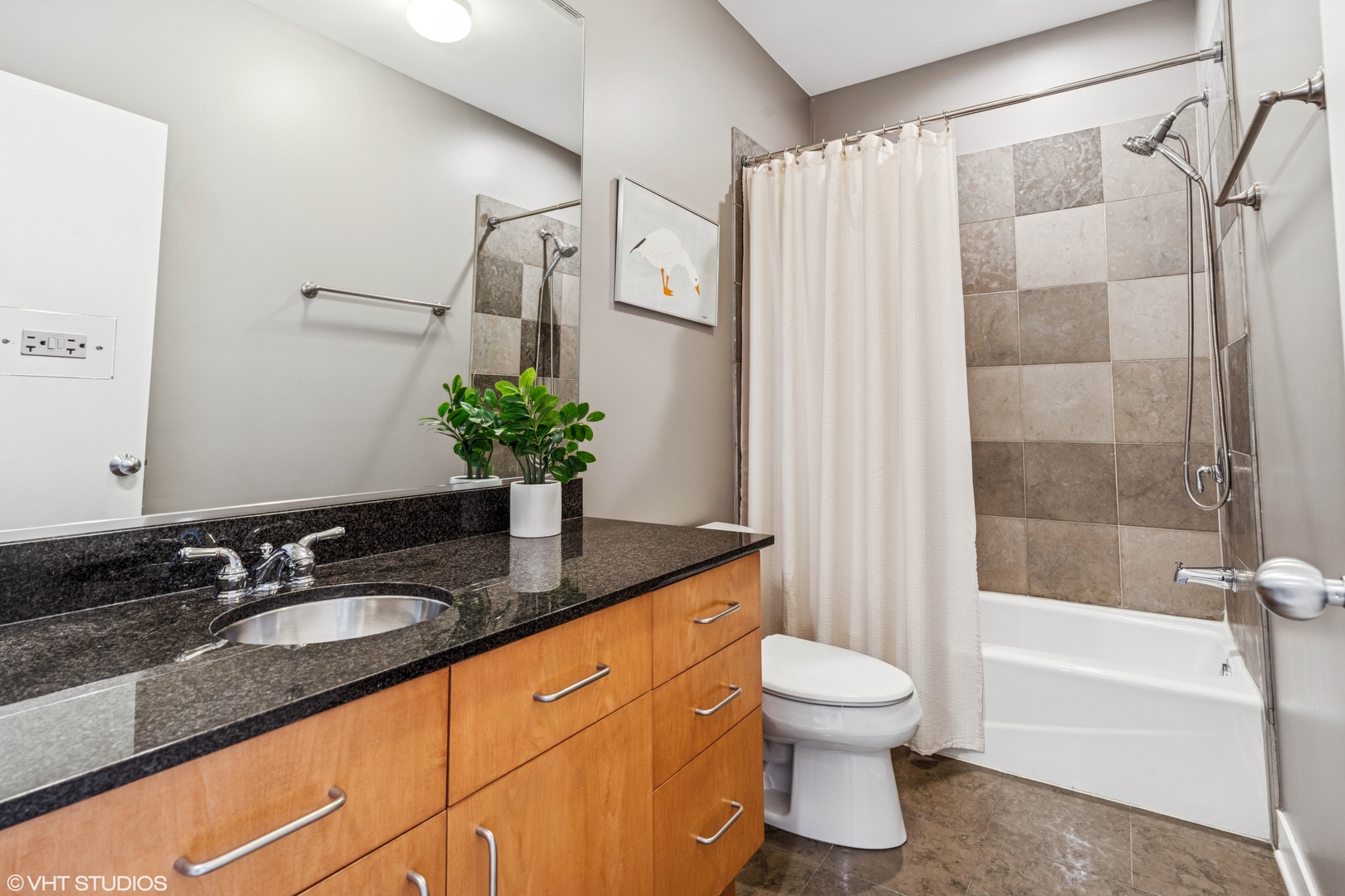 2147 W CHURCHILL Street