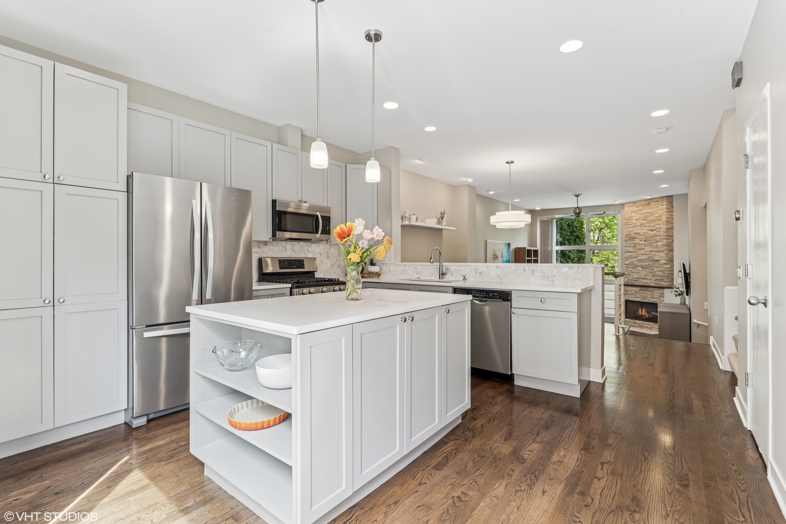 2147 W CHURCHILL Street