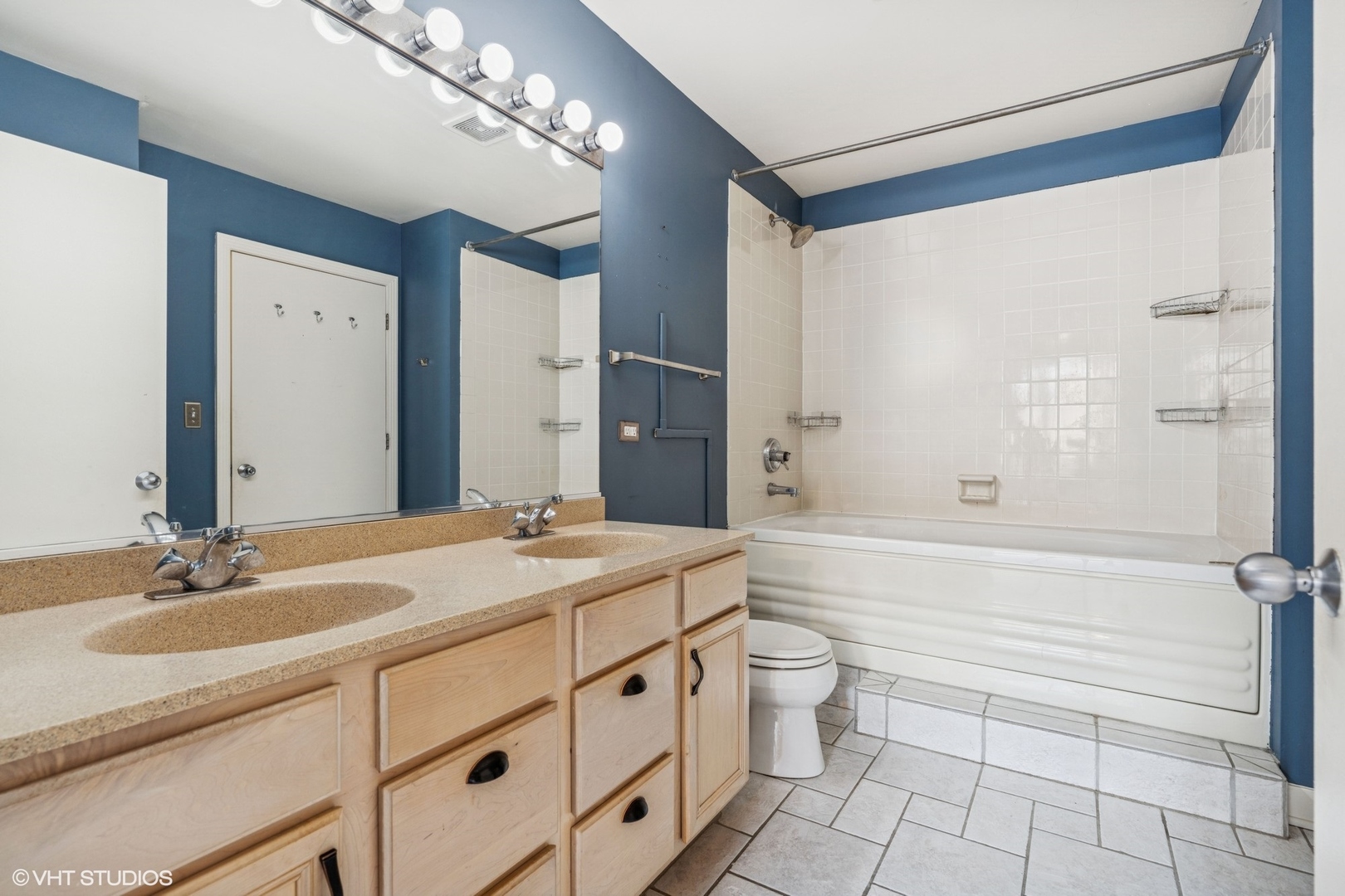 1635 W Belmont Avenue Unit: 313