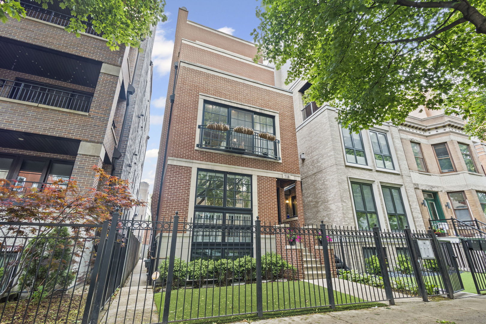 718 W Aldine Avenue Unit: 3
