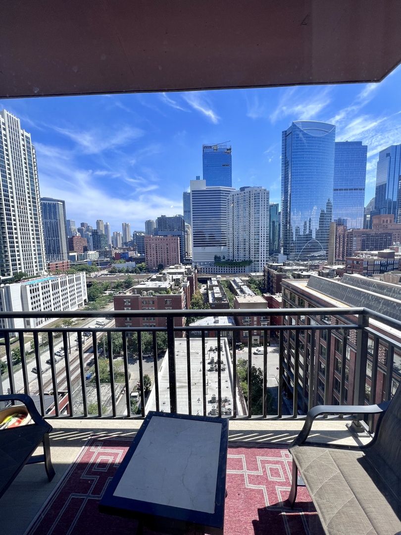 330 N Jefferson Street Unit: 1404
