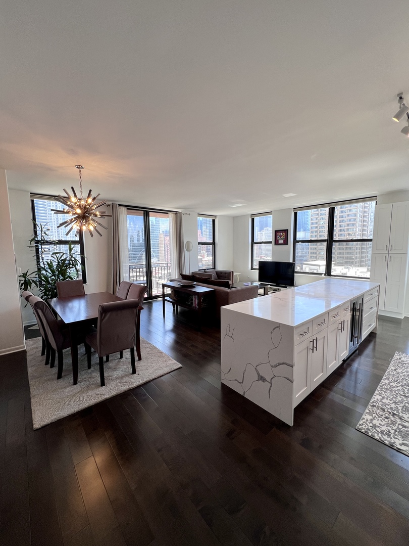 330 N Jefferson Street Unit: 1404