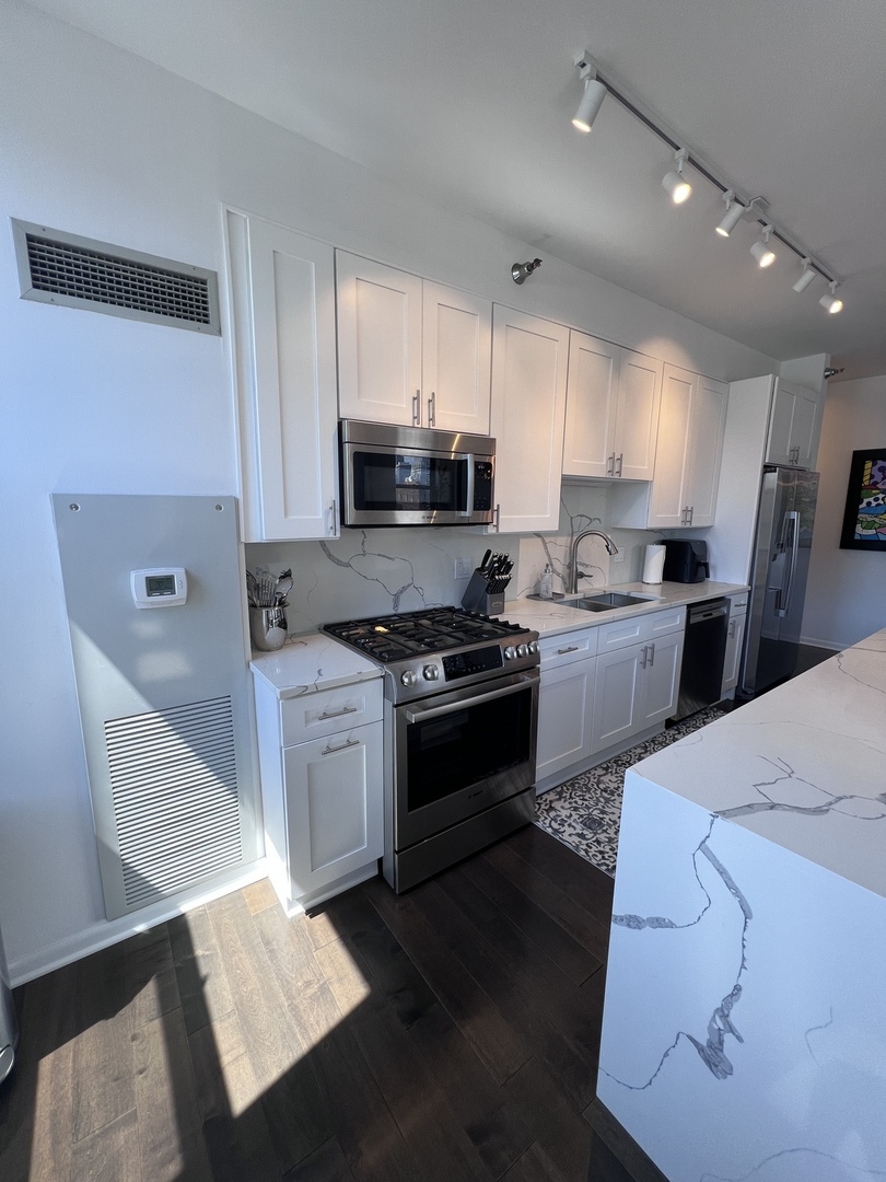 330 N Jefferson Street Unit: 1404