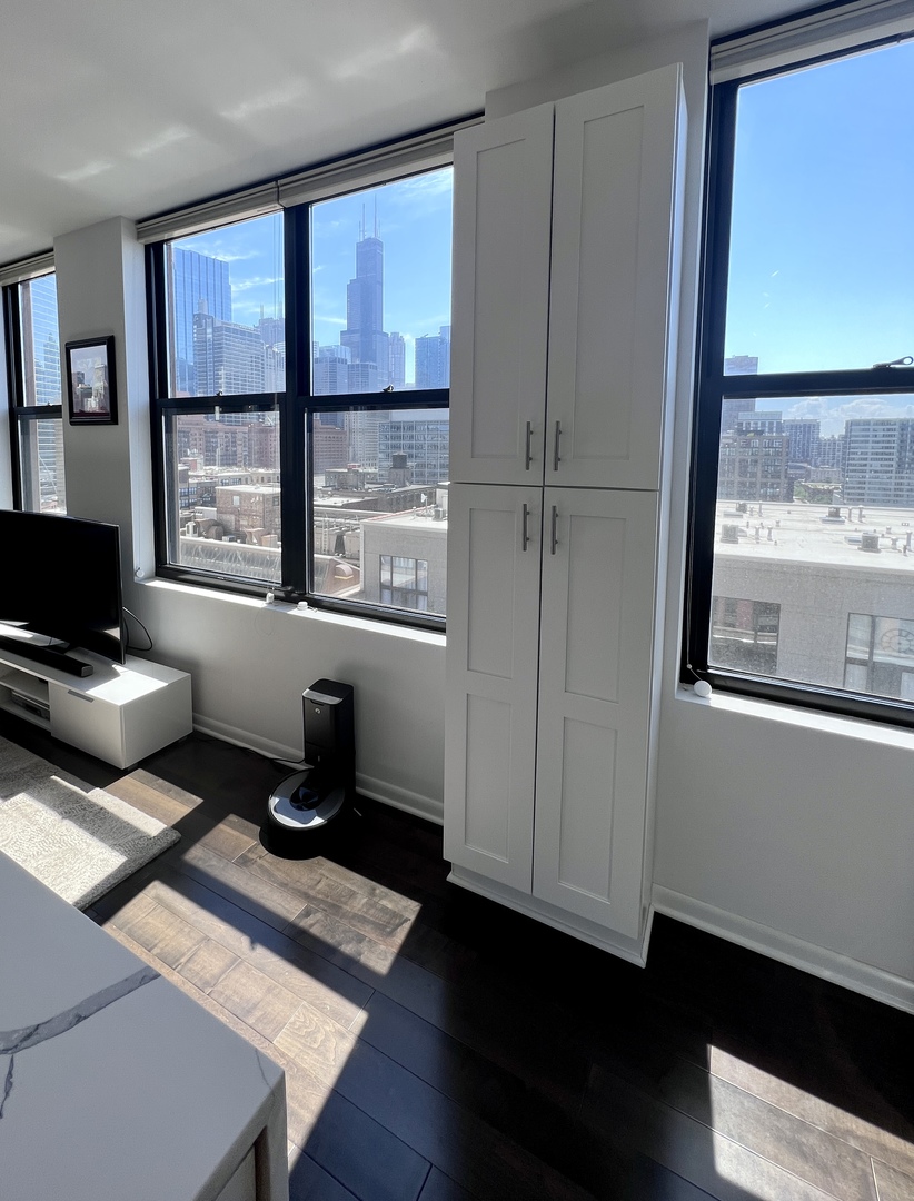 330 N Jefferson Street Unit: 1404