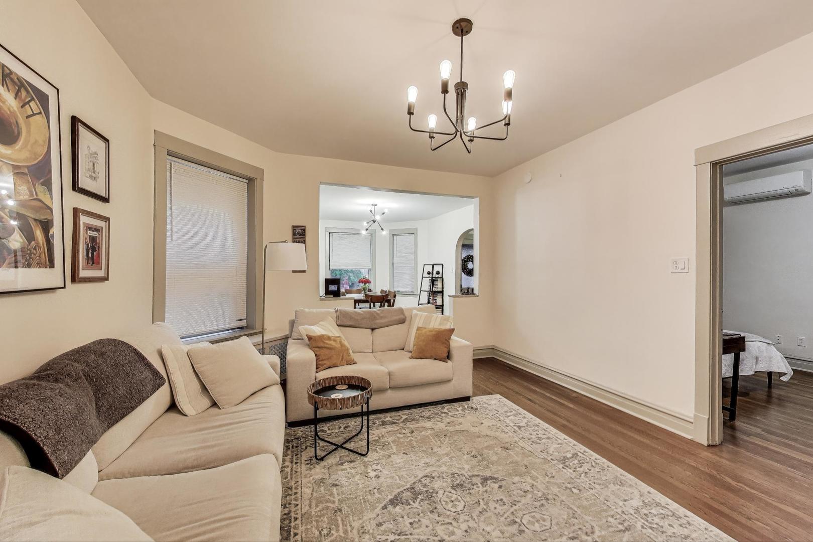 4433 N Artesian Avenue