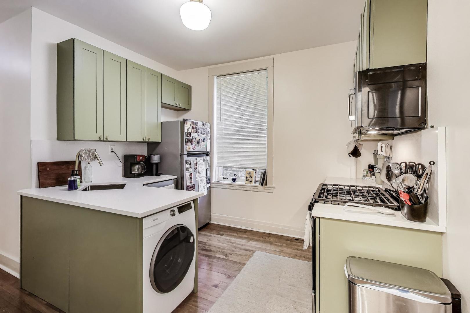 4433 N Artesian Avenue