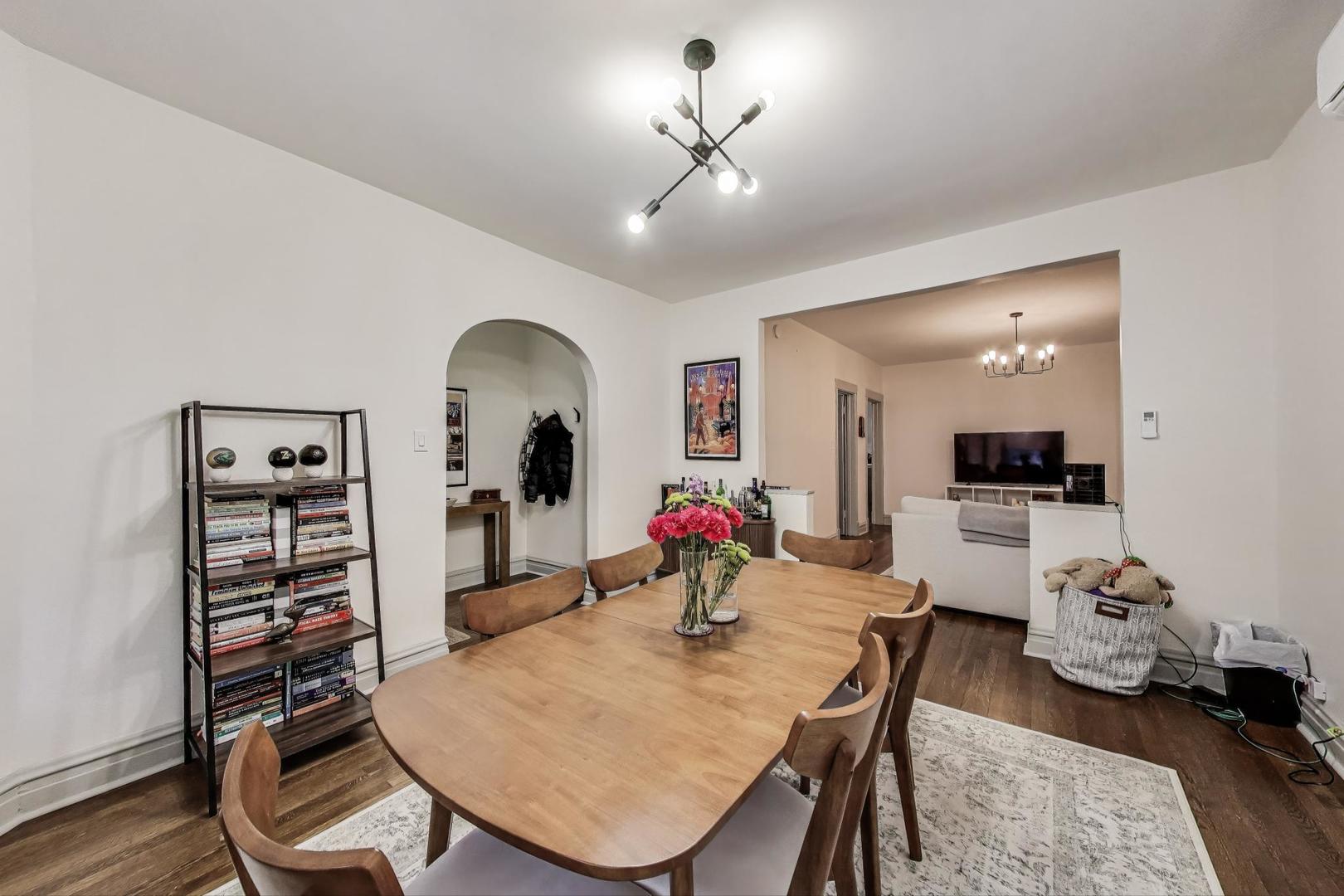 4433 N Artesian Avenue