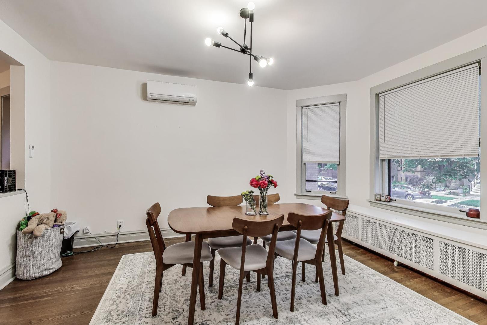 4433 N Artesian Avenue