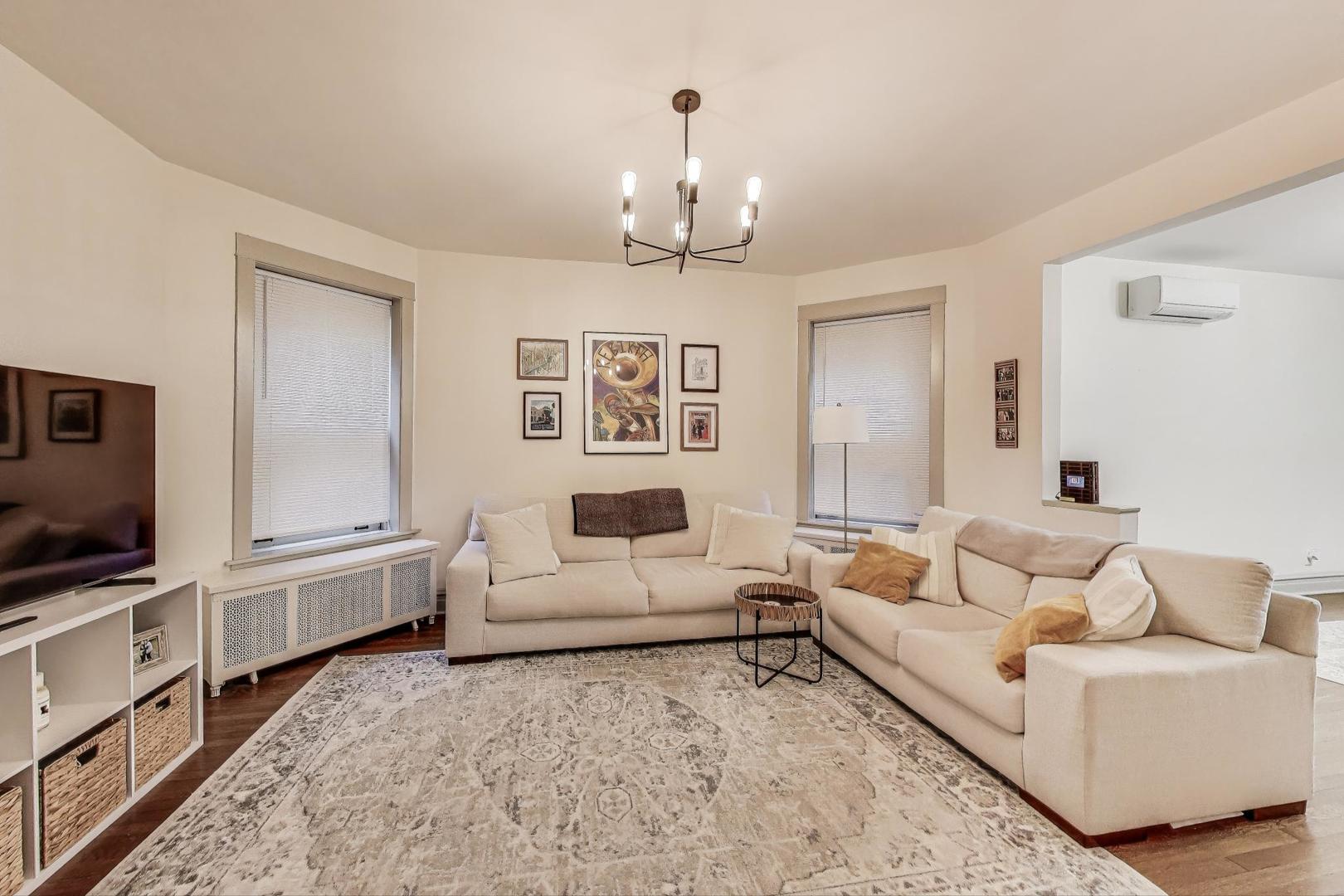 4433 N Artesian Avenue