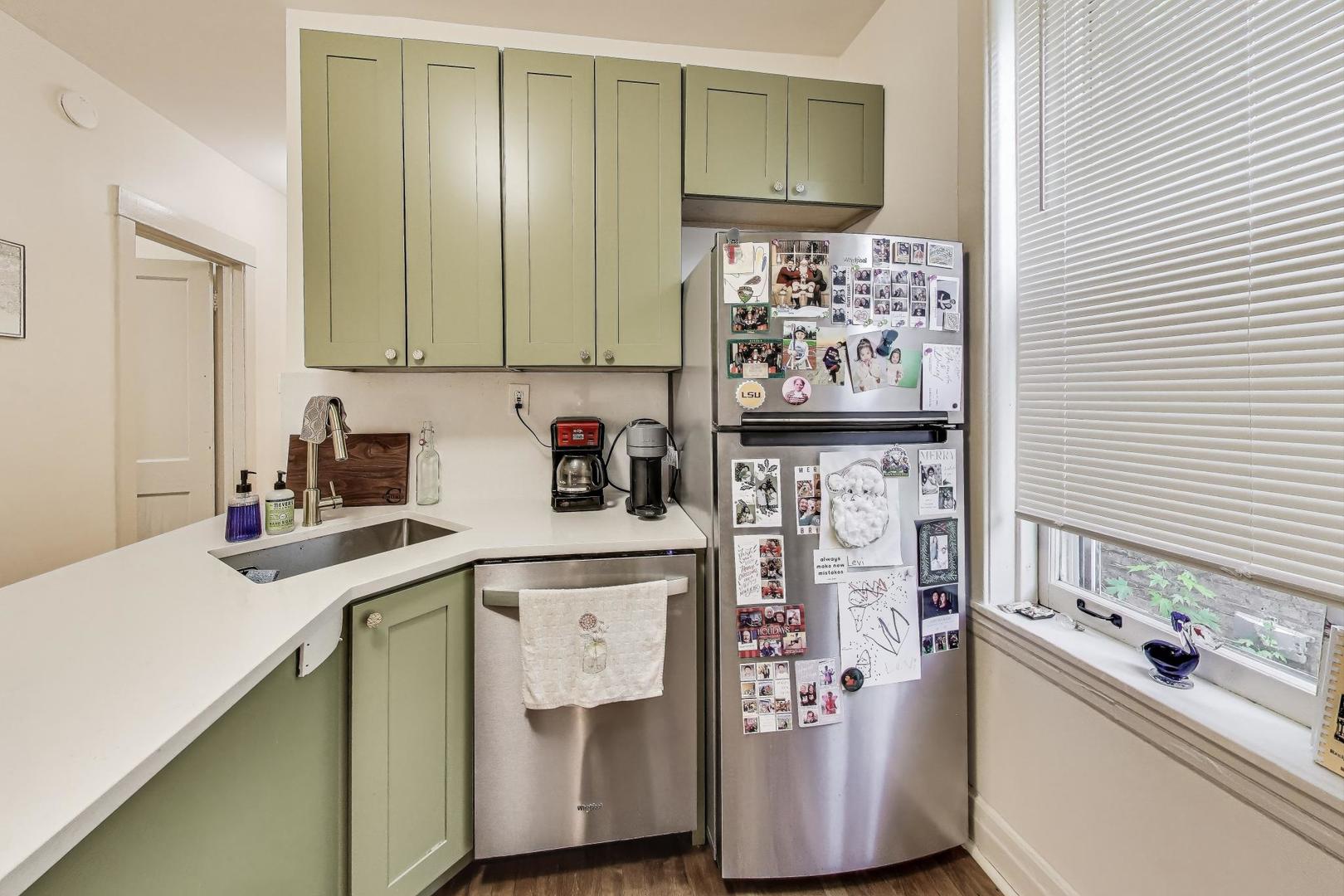 4433 N Artesian Avenue