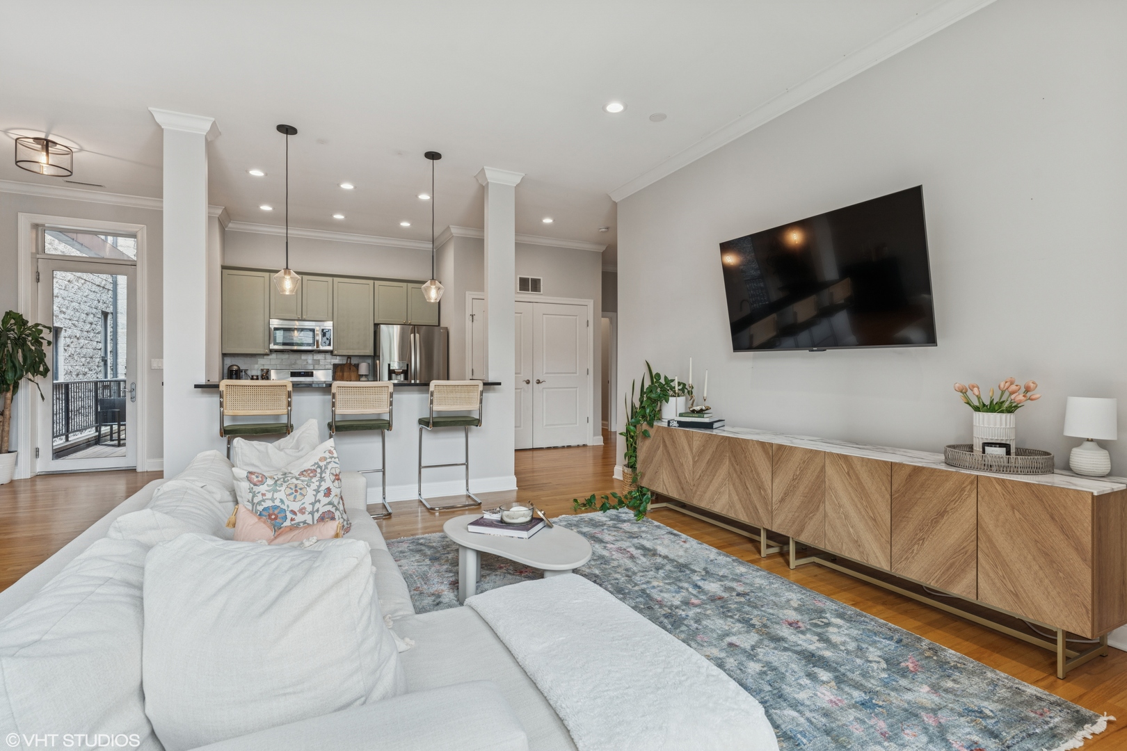 2007 W Belmont Avenue Unit: 2W